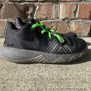 Kids Nike Kyrie Flytrap size 2.5Y